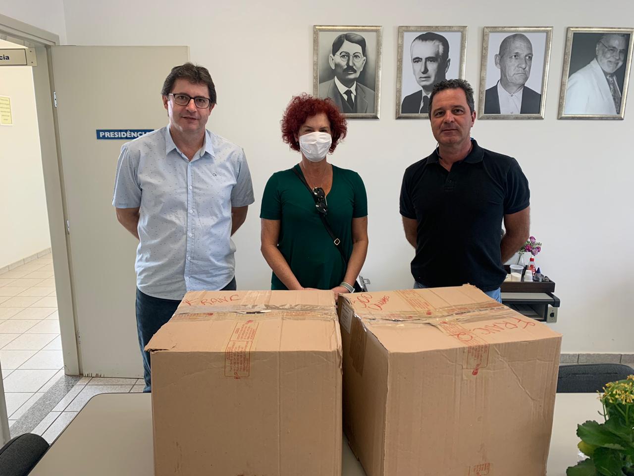 Empresária Flávia Lancha entrega doações ao presidente do Hospital Allan Kardec, Mario Arias Martinez